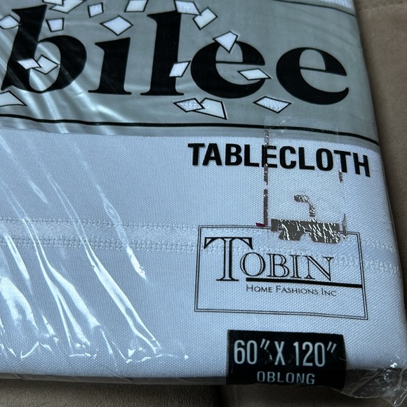 NWOT beautiful white oblong 60 x 120 tablecloth - Picture 3 of 6